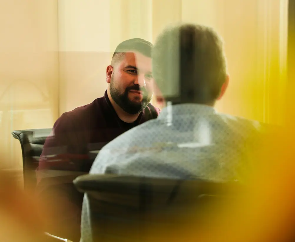 Menschen besprechen sich