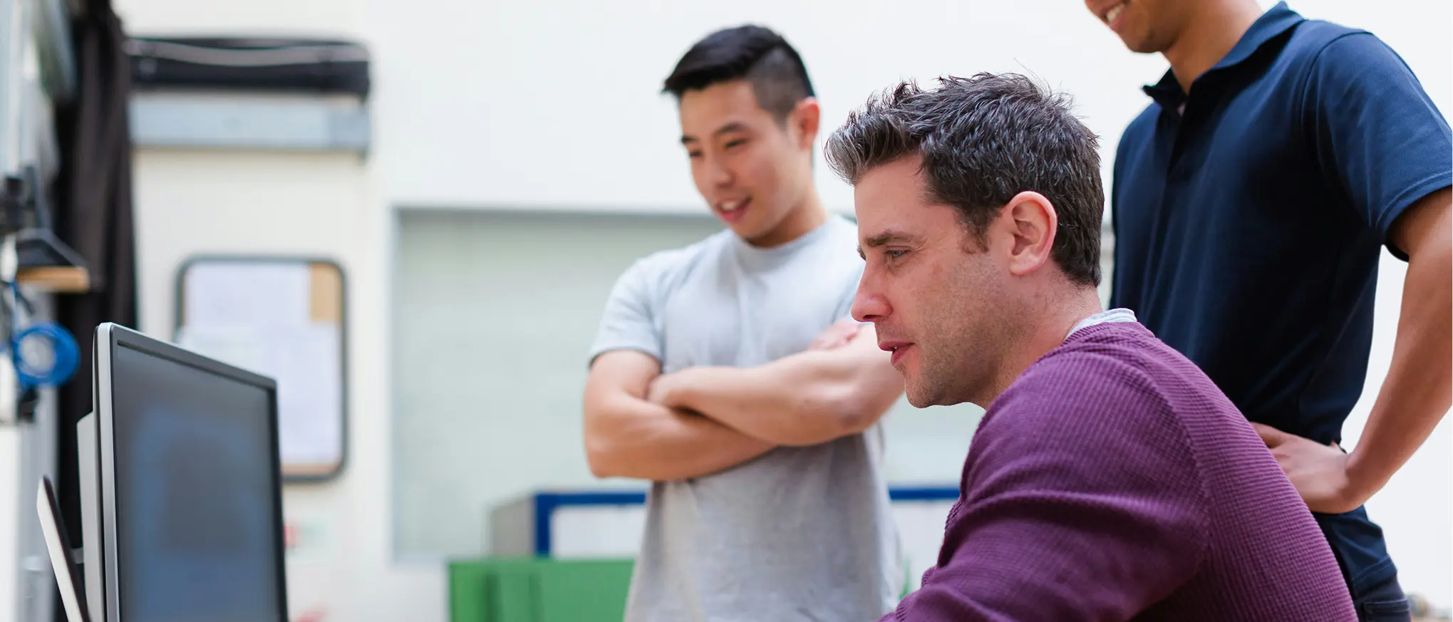 Mensch guckt auf Bildschirm